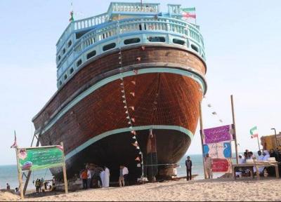 بزرگترین شناور لنج چوبی ایران در بندرکنگ به آب انداخته شد