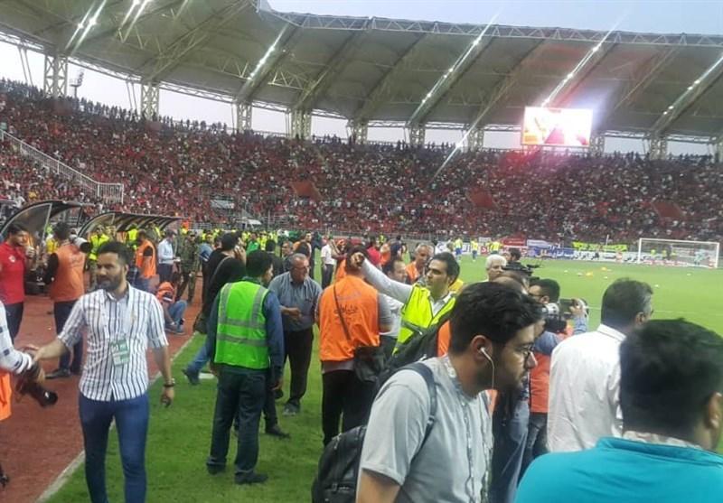 حاشیه دیدار داماش - پرسپولیس، خروج بازیکنان 2 تیم از زمین حاشیه دیدار داماش - پرسپولیس، خروج بازیکنان 2 تیم از زمین در میان عصبانیت تماشاگران