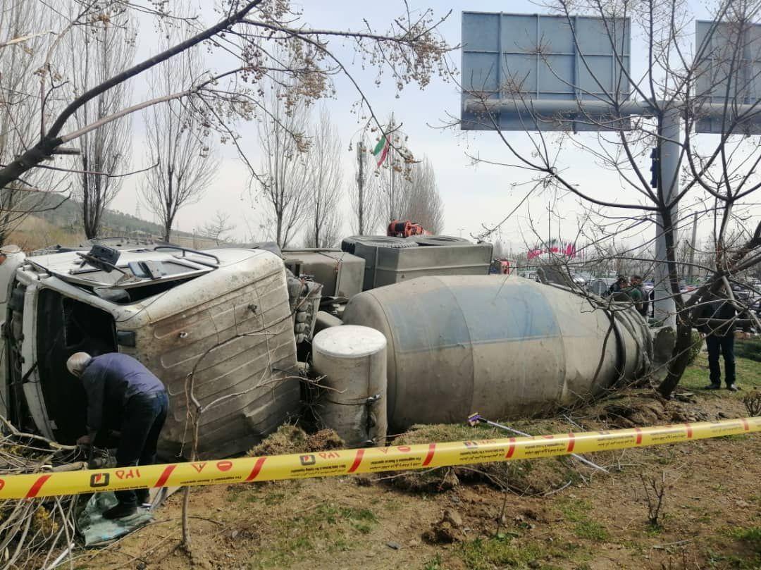 خبرنگاران یک کامیون حمل بتن در بزرگراه شرق تهران واژگون خبرنگاران یک کامیون حمل بتن در بزرگراه شرق تهران واژگون شد