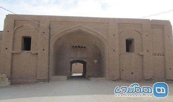 بازسازی ساختمان: آغاز بازسازی قلعه تاریخی روستای ابراهیم آباد اشکذر