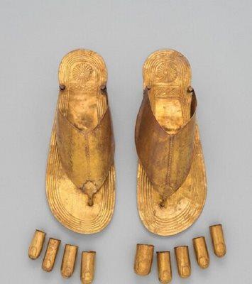 در بعضی از مقبره های مصر اجساد با صندل هایی از جنس طلا پیدا شدند